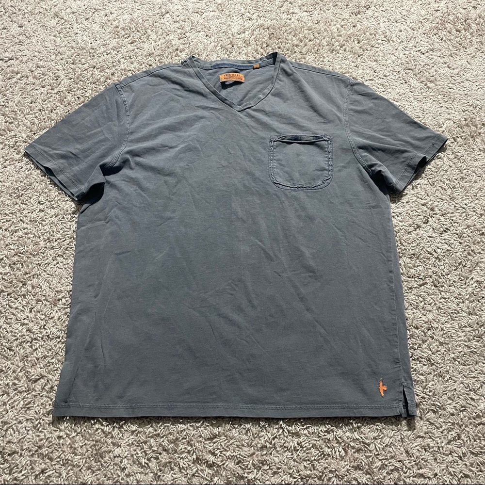 Used vertical by Robert Comstock men’s tee